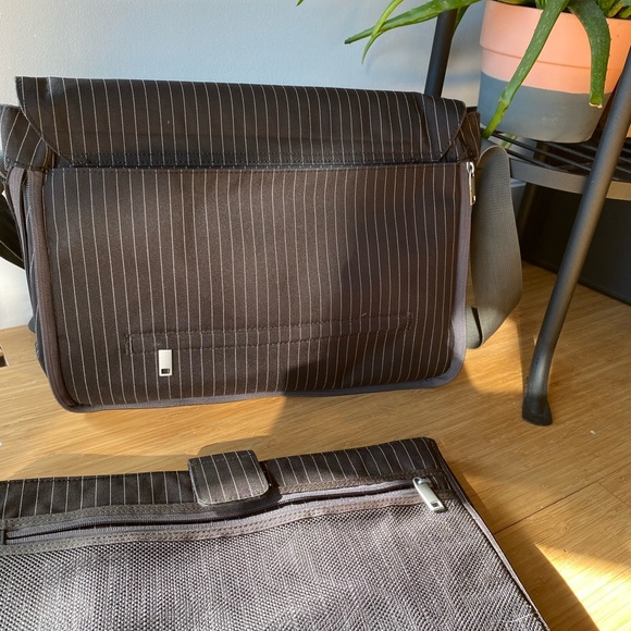 Fantastic, EXPANDABLE laptop bag w/ removable sleeve & zippered slot for travel - Picture 5 of 5